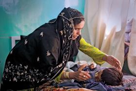 Do szpitala Mirwais z odległych wiosek przybywają też kobiety z chorymi dziećmi.