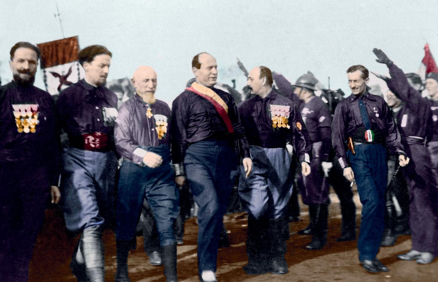 Marsz faszystów na Rzym (od lewej: Attilio Teruzzi, Italo Balbo, Emilio de Bono, Benito Mussolini – z szarfą, Cesare Maria de Vecchi, Michele Bianchi), październik 1922 r.