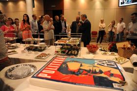 Dzielenie tortu, poczęstunek, rozmowy i nieustające życzenia. Szanowny Jubilacie – sukcesów!