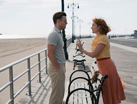 Justin Timberlake jako początkujący dramaturg i Kate Winslet jako kobieta kamikadze w „Na karuzeli życia”