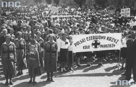 Grupy harcerzy i dzieci z Polskiego Czerwonego Krzyża podczas obchodów Święta Matki na poznańskim placu Wolności, maj 1934 r.