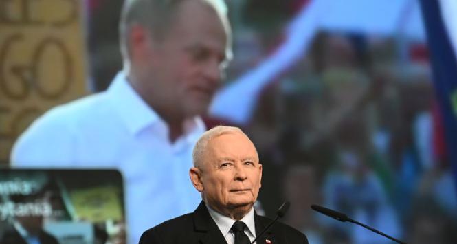Jarosław Kaczyński na tle zdjęcia Donalda Tuska