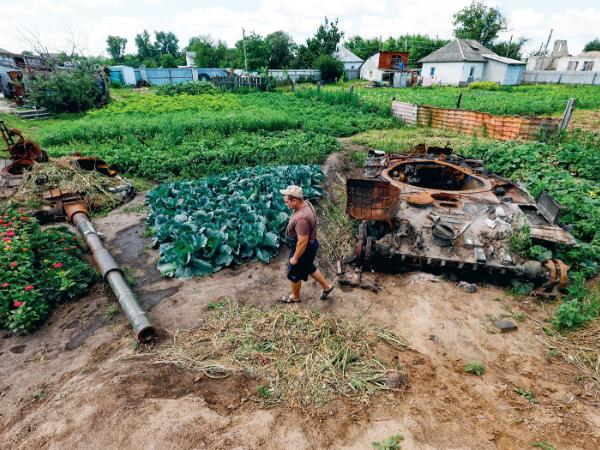 W kraju wszędzie widać ślady wojny (na zdjęciu ogródek w jednej z podstołecznych wsi), rząd rozpaczliwie potrzebuje pieniędzy, a exodus z Ukrainy trwa.