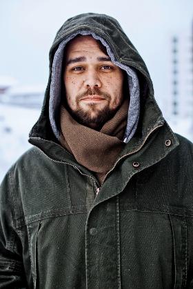 Charlie dorastał w Nuuk, ale uczył się w Danii, gdzie wpadł w haszyszowy nałóg. Teraz, po odwyku, próbuje sobie ułożyć życie na wyspie.