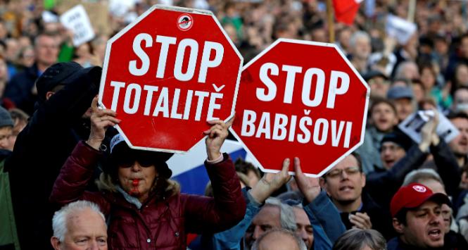 Protesty przeciwko premierowi w Pradze trwają od kilku miesięcy. Na zdjęciu majowa manifestacja i postery: „Zatrzymać totalitaryzm” oraz „Zatrzymać Babisza”