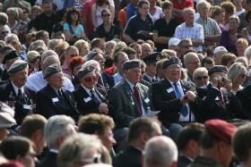 Weterani Samodzielnej Brygady słuchają przemówienia Donalda Tuska pod pomnikiem w Driel w 65. rocznicę walk. Dopiero w tak sędziwym wieku doczekali się na swich obchodach premiera i przezydenta z kraju.