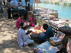 Rishikesh, tu nad wodą też toczy się życie.