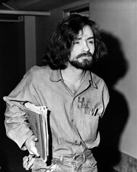 Charles Manson, założyciel i przywódca sekty „Rodzina”, która dokonała m.in. morderstwa w domu Romana Polańskiego. Skazany na dożywocie za namawianie do morderstwa żony reżysera Sharon Tate. Był poczytalny.