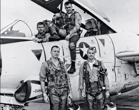 John McCain (stoi pierwszy z prawej) jako pilot eskadry US Navy (1965 r.)