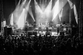 Dla Polaków uwielbiających historyczne rekonstrukcje i widowiska Hańba! jest taką sceniczną grupą rekonstrukcyjną, wcieleniem nieistniejącej, ale przecież możliwej trupy muzycznej, wyśpiewującej bolączki schyłkowej sanacji.