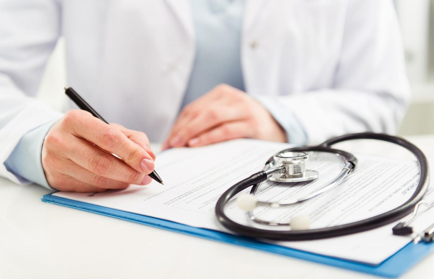 Wielu lekarzy, zwłaszcza starszych, woli zwolnienia wypisywać na papierze.