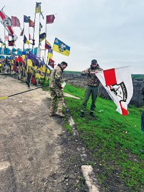 Żołnierze Kanstancin Suszczyk, ps. Kos, i Jewhenij Żurawski, ps. Salam, wieszają flagę Pułku Kalinowskiego w pobliżu frontu w rejonie orichiwskim.