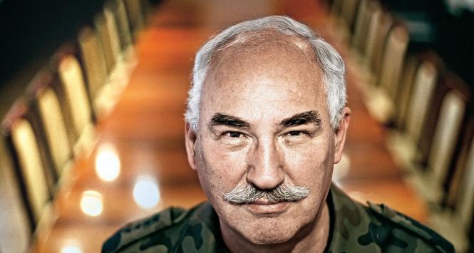 Gen. Mieczysław Cieniuch - uchodzi za spokojnego i racjonalnego dowódcę, w 100 proc. oddanego armii, który stara się trzymać ją z dala od polityki.