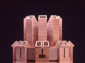 Zaskakująca industrialna budowla przypominająca siedem fabrycznych kominów, pod którymi mieści się siedem kaplic.