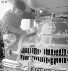 Pierwszym polskim powojennym autem osobowym była Warszawa. Cieszyła nas i raczej przemilczano, że wzorowana była na radzieckiej Pabjedzie. A już zupełnie ukryto fakt, iż inżynierowie ze wschodu skopiowali auto Dodge z 30. XX w.