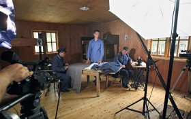 Scena w baraku: alianccy lotnicy szyją z koców cywilne ubrania potrzebne do ucieczki.