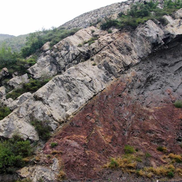 Wielka Niezgodność w północnych Chinach – z prawej strony skały sprzed 2,18 mld lat, na których leżą warstwy sprzed 520 mln lat.