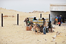 Wózki zapadają się w piasku, wyładowane po brzegi kartonami i skręconymi sznurem paczkami. Są tu telewizory, lodówki, paki czekoladowych ciasteczek.