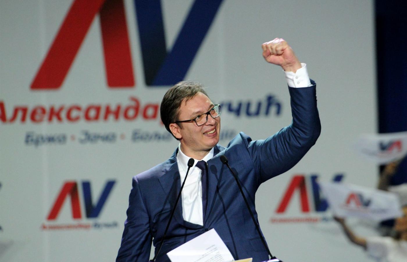 Aleksandar Vučić (w środku) nowym prezydentem Serbii