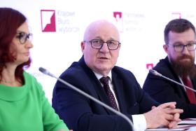 Konferencja PKW, w środku przewodniczący Sylwester Marciniak