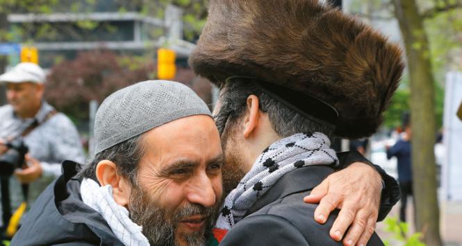 Muzułmański imam z ultraortodoksyjnym żydowskim rabinem podczas święta Al-Quds.