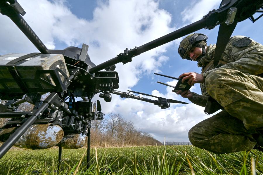 Ukraiński żołnierz obsługuje dron, Zaporoże, luty 2024 r.