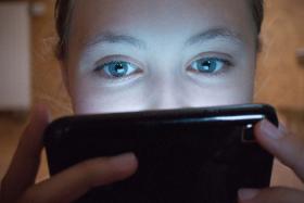 „U nas edukacja medialna praktycznie nie istnieje. O zagrożeniach w sieci nauczyciele mogą mówić jedynie w czasie godzin wychowawczych”. – mówi Jan Zając, specjalista od marketingu.