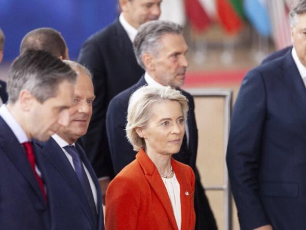 Liderzy UE, w tym szefowa KE Ursula von der Leyen oraz polski premier Donald Tusk podczas szczyt Unii Europejskiej, na który jednym z tematów była migracja. 17 października 2024 r.