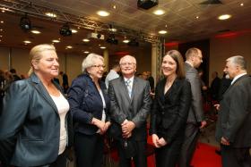 Dr Anna Baranowska-Rataj świętuje ze swoimi gośćmi.