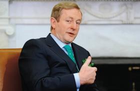 Krytycy zarzucają premierowi Irlandii dwulicowość; co innego mówi w kraju, co innego za granicą.