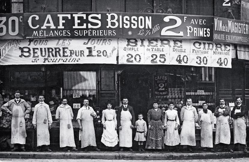 Pracownicy sklepu Bisson przy rue Doudeauville w Paryżu, ok. 1900 r.