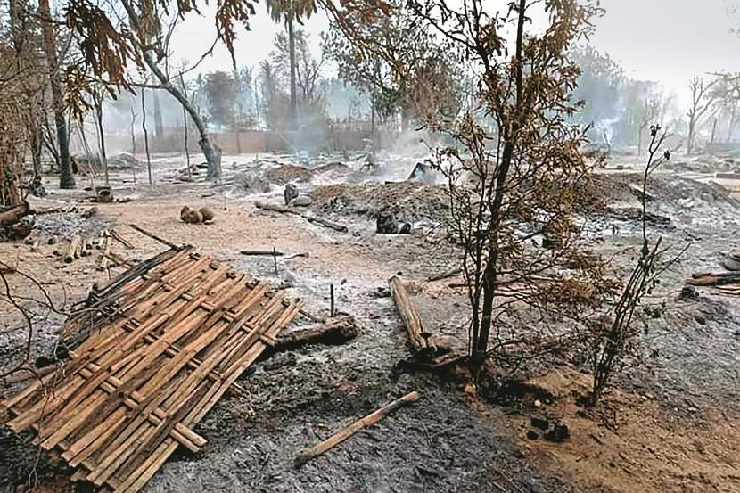 Wieś Kim Ma (prowincja Magwe w środkowej części kraju) spłonęła 15 czerwca br. wskutek starć armii z rebeliantami. Z dwustu domów zostało trzydzieści. Obie strony przerzucają się oskarżeniami.