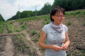 Anna Kwiecień, sołtyska Chałupek, za pomoc poszkodowanym w katastrofie otrzymała medal.