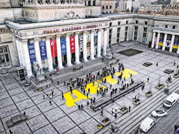 Plac przed Pałacem Kultury, w którym mieszczą się teatry: Dramatyczny, Studio, Lalka i 6. Piętro.