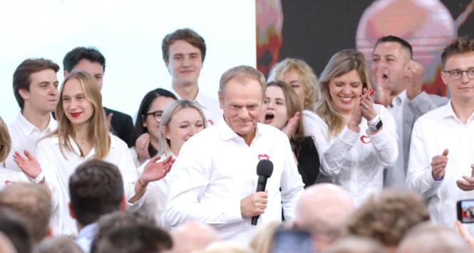 Donald Tusk po ogłoszeniu wstępnych wyniku wyborów. 15 października 2023 r.