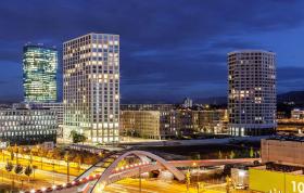 Mobimo Tower w Zurychu. Gmach (na zdjęciu wieżowiec w środku) zaprojektowany przez architektów ze studia Diener & Diener. Ma 81 metrów wysokości i 24 piętra. Górne piętra zajmują luksusowe apartamenty (53 jednostki mieszkalne o powierzchni od 88 do nawet 304 m kw.). Dolne piętra są zarezerwowane dla hotelu Renaissance. Architek Roger Diener inspirował się głównie wieżowcami z Chicago.