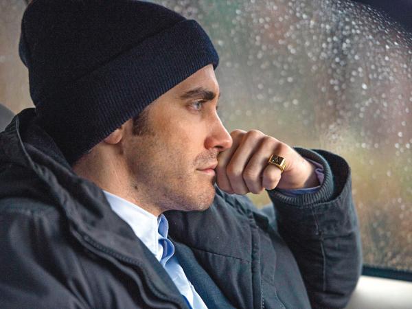 Jake Gyllenhaal wciela się w enigmatyczną postać zmęczonego detektywa z mroczną przeszłością.