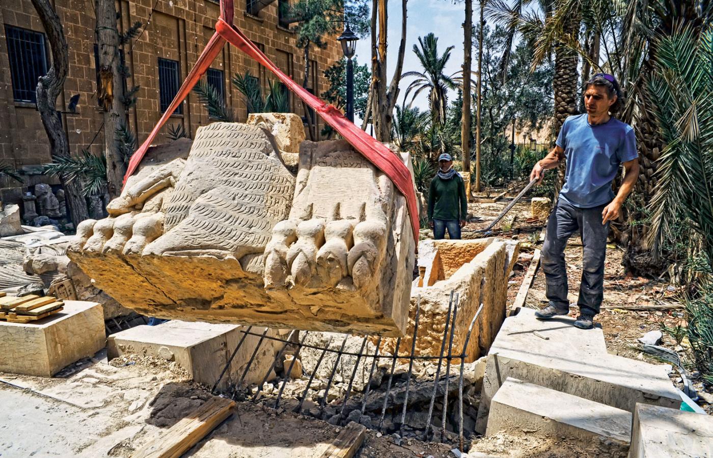 Polski konserwator Bartosz Markowski nadzoruje transport zniszczonej rzeźby lwa ze świątyni Allat.