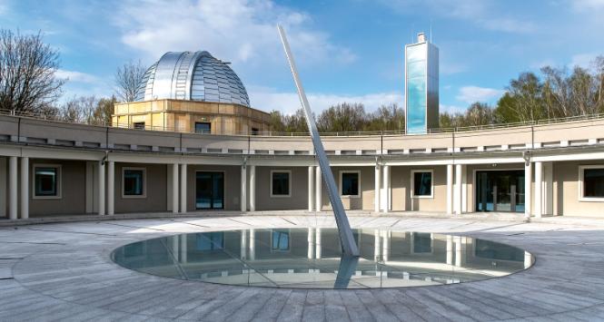 Dziedziniec z zegarem słonecznym. Kopułę planetarium pokryto blachą z aluminium.