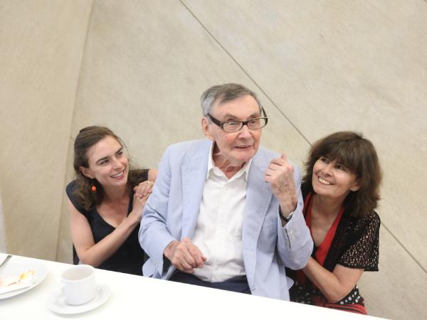 Marian Turski z córką i wnuczką w Muzeum Polin