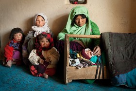 Rodzina Younusa nie posiada niczego. Mieszkają w domu użyczonym im przez społeczność wioskową. Younus pracuje jako pucybut na bazarze. Jego miesięczny dochód to 16 dolarów. Najstarsza córka chodzi do szkoły. Zeszyty i długopisy kupuje jej ojciec.  Maknag.