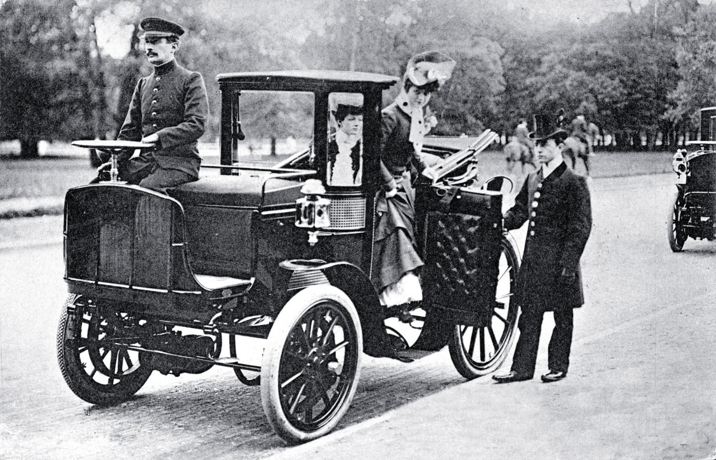 Dwuosobowy elektrowóz Louisa Antoine’a Kriégera zachwycił bogaczy i arystokratów. Potrafił pokonać ok. 190 km na jednym ładowaniu, 1901 r.