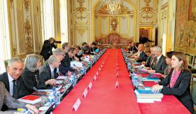 Pałac Matignon (premier): 362 mln euro budżetu, 38 ministrów, 91 samochodów.