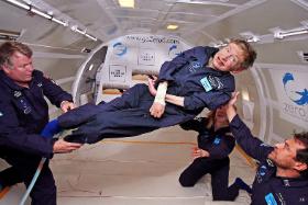 Stephen Hawking podczas krótkiego lotu specjalnym samolotem, który zapewnił mu wrażenia stanu nieważkości.