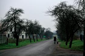 We wsi Giecz, w miejscu starego podgrodzia, bywa dziś, że wbijając łopatę w warzywniaku, ujawnia się skarby kultury.