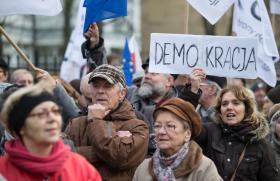 W Polsce – podobnie jak we Francji – połowa jest niezadowolona z działania demokracji, ale w Polsce na demonstracje przychodzą setki osób, a we Francji setki tysięcy.