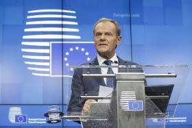 Tusk urósł do roli światowca, partnera możnych tego świata, zewnętrznego strażnika wartości Zachodu.