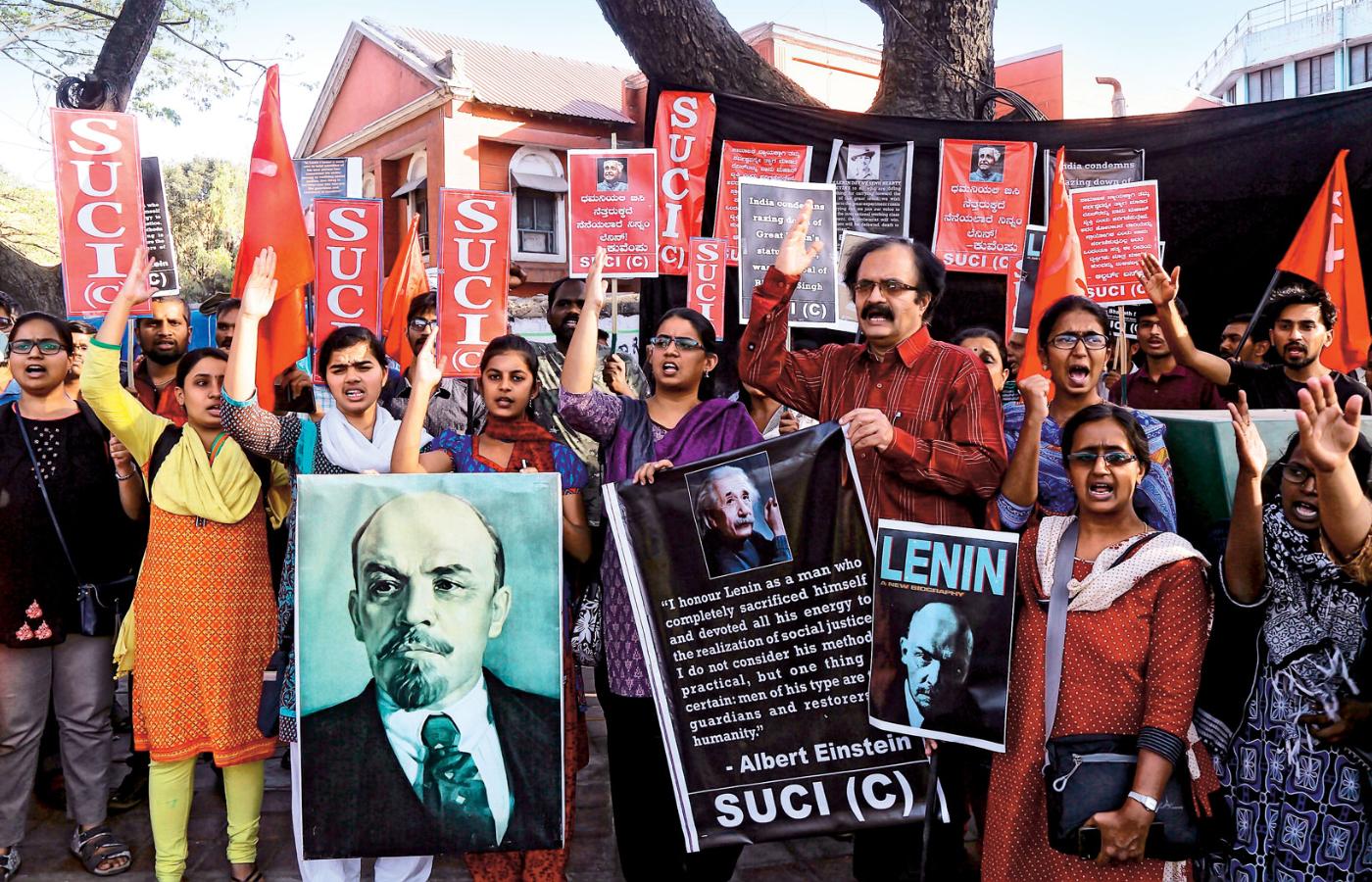 Protest przeciwko rozbiórce pomnika Lenina, Belonia w stanie Tripura.