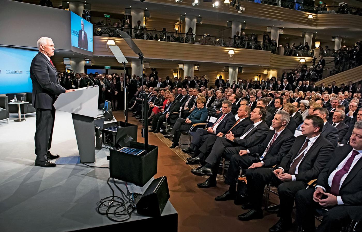 Wiceprezydent USA Mike Pence przemawia w Monachium, w pierwszym rzędzie słuchaczy m.in. kanclerz Angela Merkel (w środku) i prezydent Ukrainy Petro Poroszenko (pierwszy z prawej).