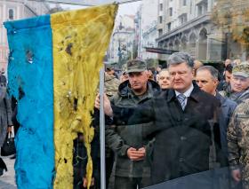 Donbas zamrożonyPorozumienie Mińsk 2, dogadane dzięki zaangażowaniu liderów Niemiec i Francji, nie zakończyło wojny ukraińsko-rosyjskiej. Jednak dzięki wycofaniu ciężkiej broni z linii frontu walki osłabły. Według danych ONZ na wschodzie Ukrainy zginęło 9 tys. osób. Kijów rozpoczął ważne reformy: decentralizacji kraju, walki z korupcją, naprawy gospodarki, która zaliczyła spadek o 11 proc. A notowania prezydenta Petro Poroszenki znów stopniały. Z trudem, bo z trudem, ale w końcu spełnione zostały warunki dla bezwizowego wjazdu do UE. Moskwa nadal jednak sprzeciwia się wprowadzeniu umowy o wolnym handlu z Brukselą. A Krym wciąż rosyjski.